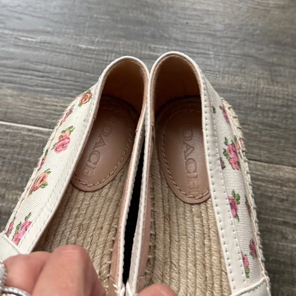 Coach women’s flowers print leather 6.5 - Picture 4 of 6